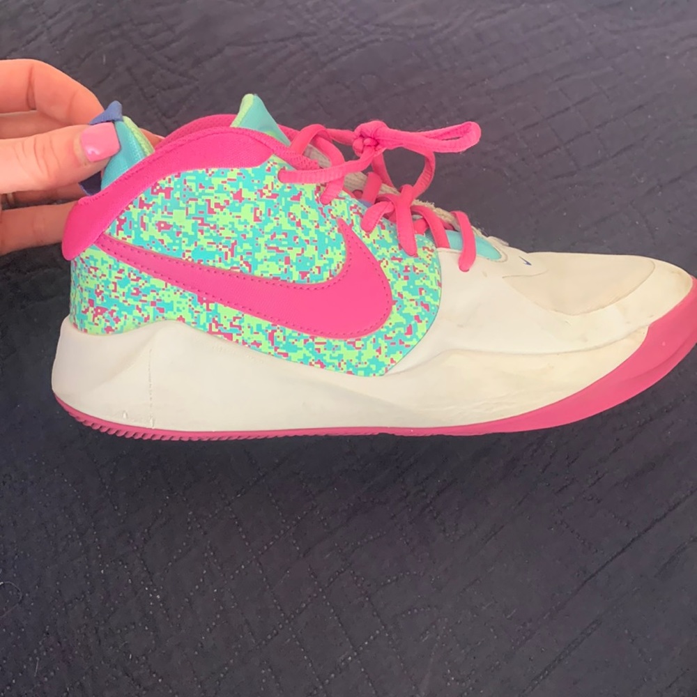 Girls basketball shoes